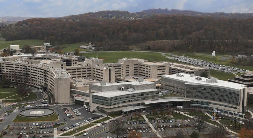 航空照片的建筑物的复杂(宾夕法尼亚州立大学卫生米尔顿S. 好时医疗中心)，背景是山脉.