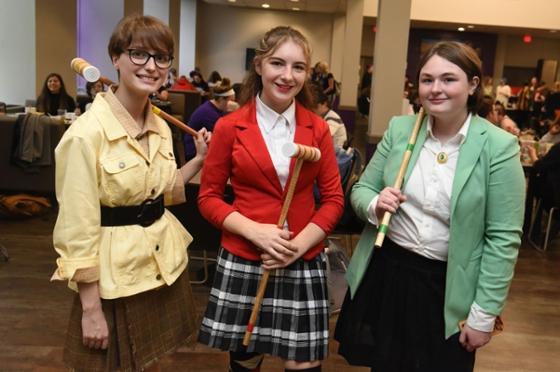 波胆网站的学生们在万圣节打扮成电影《薇诺娜·莱德》中的希瑟姐妹三人, 石南花